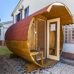 Front In With Sauna Apartament